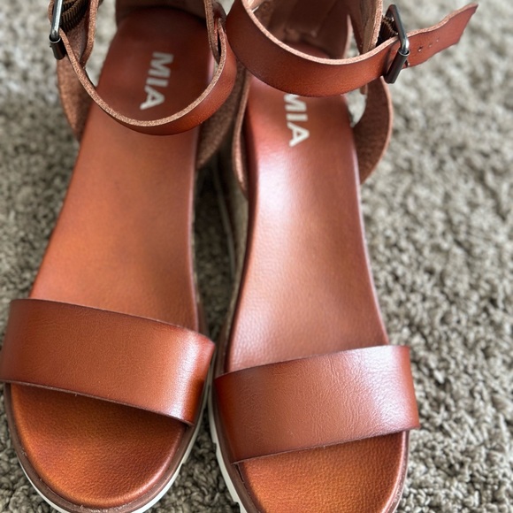 MIA BETSY - COGNAC
COLOR: COGNAC BONAN Size 8 like new - Picture 2 of 3